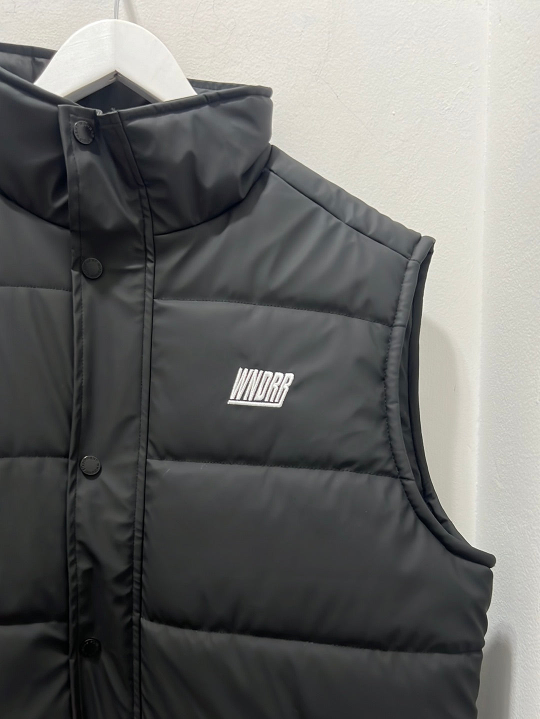 ITALIC PUFFER VEST - BLACK