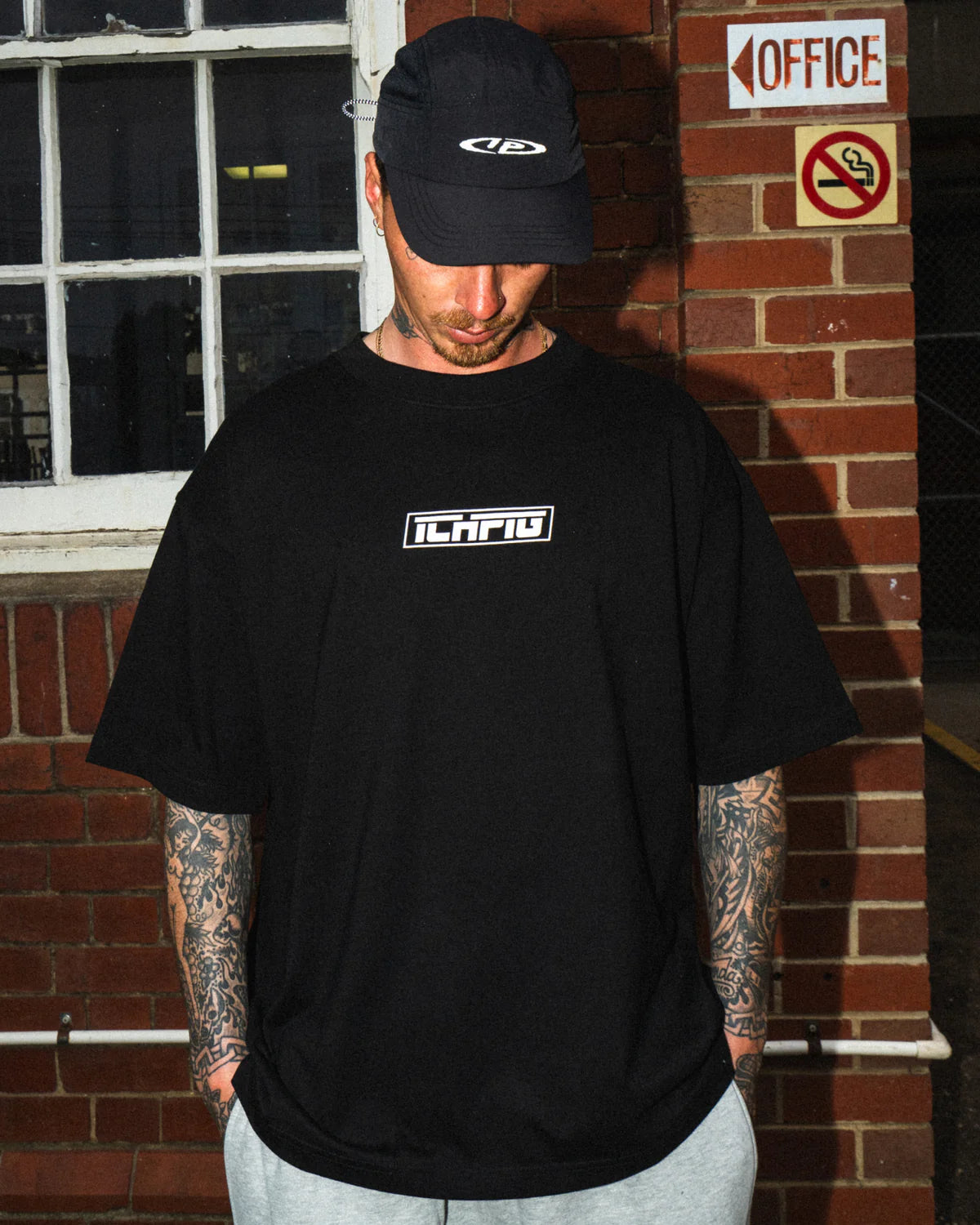 STRIKE LOGO TEE BLACK