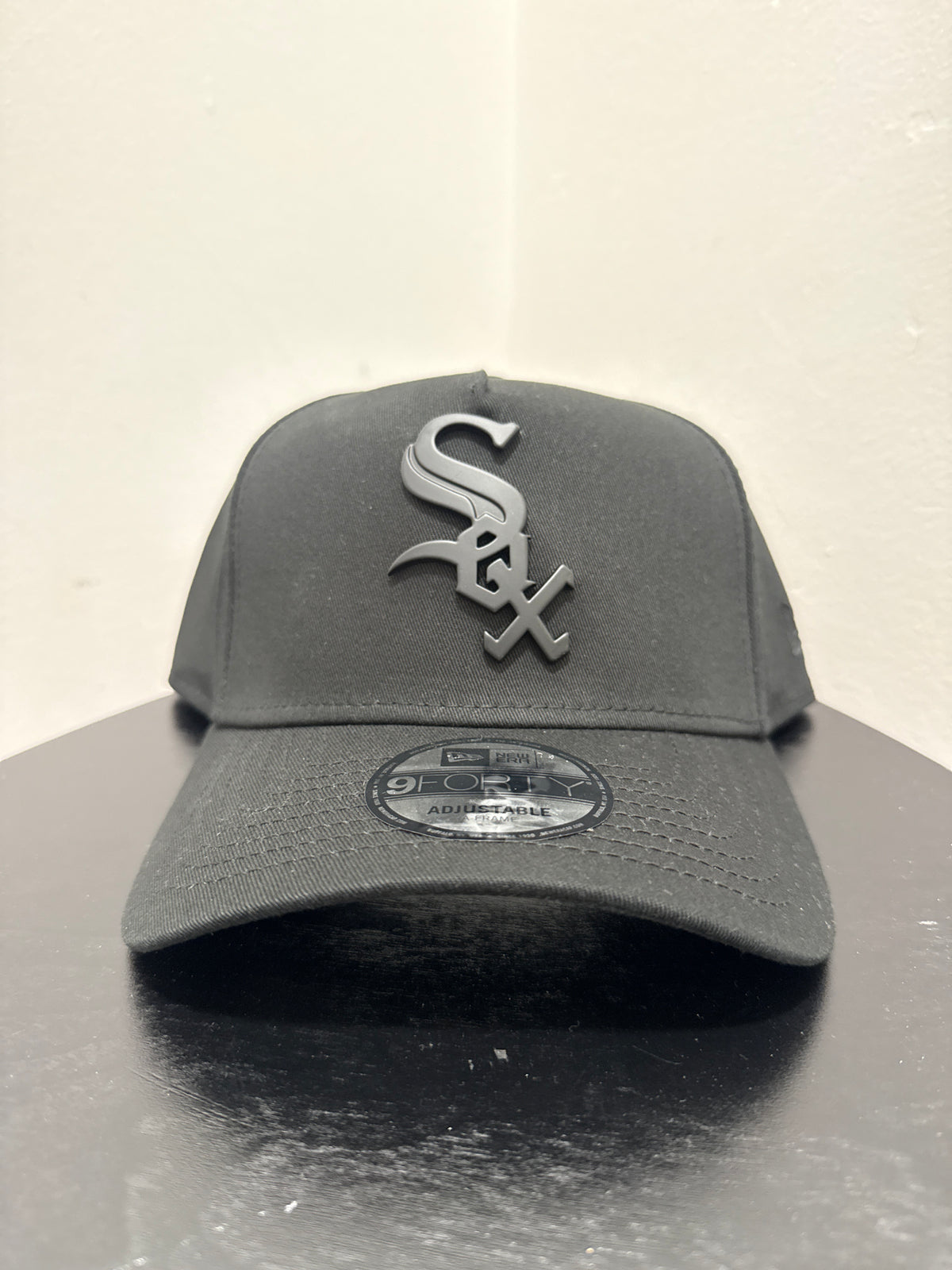 940AF CAP CHICAGO WHITE SOX BLACK METAL BADGE