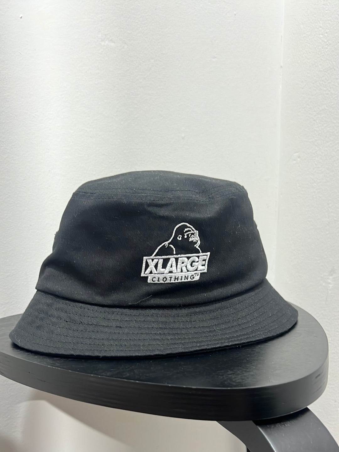 Slanted bucket hat - black