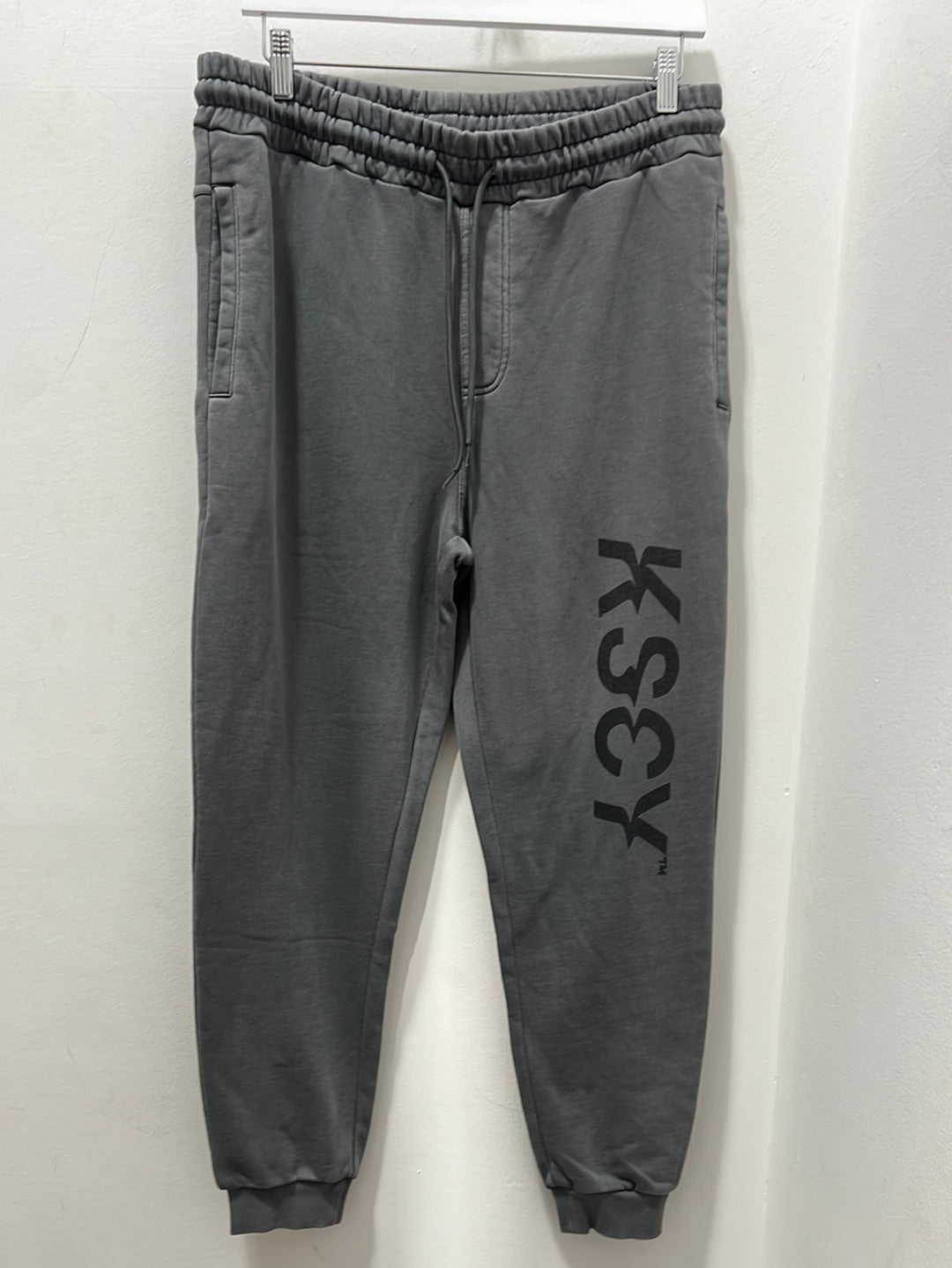 SAXON TRACKPANT - PIGMENT CHARCOAL