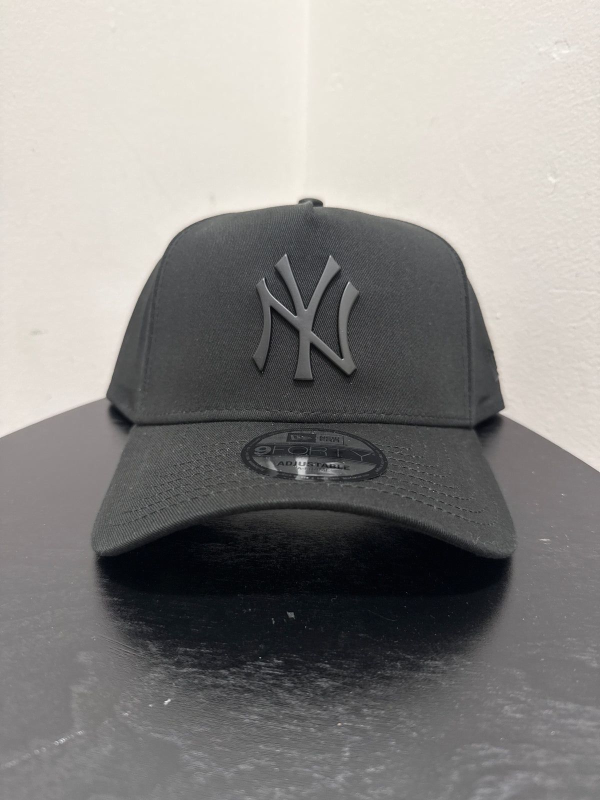 940AF CAP NY YANKEES BLACK METAL BADGE