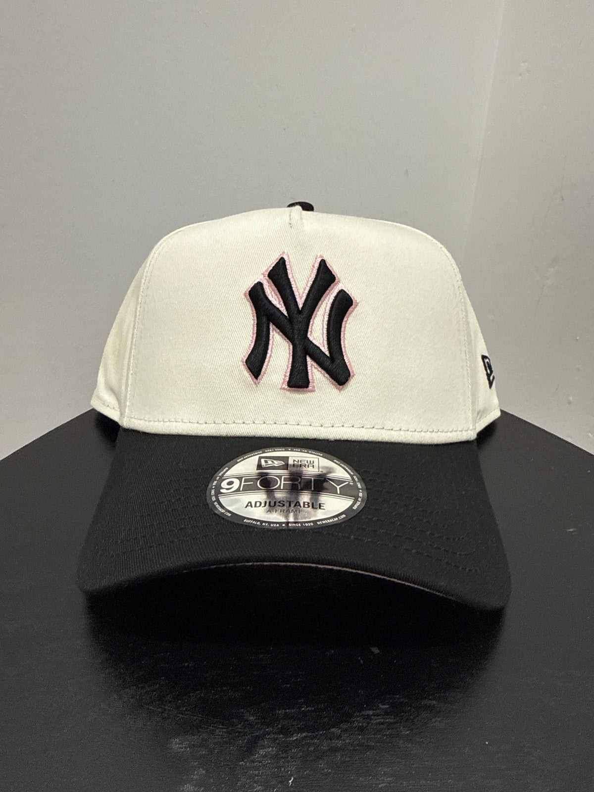 940AF CAP NY YANKEES CHROME BLACK PINK