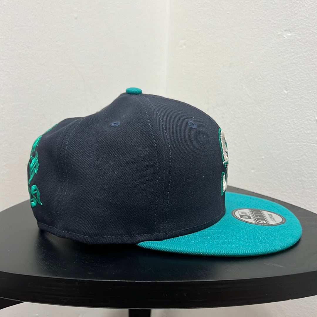 950 CAP BLACK LETTER ARCH - TEAM COLOURS