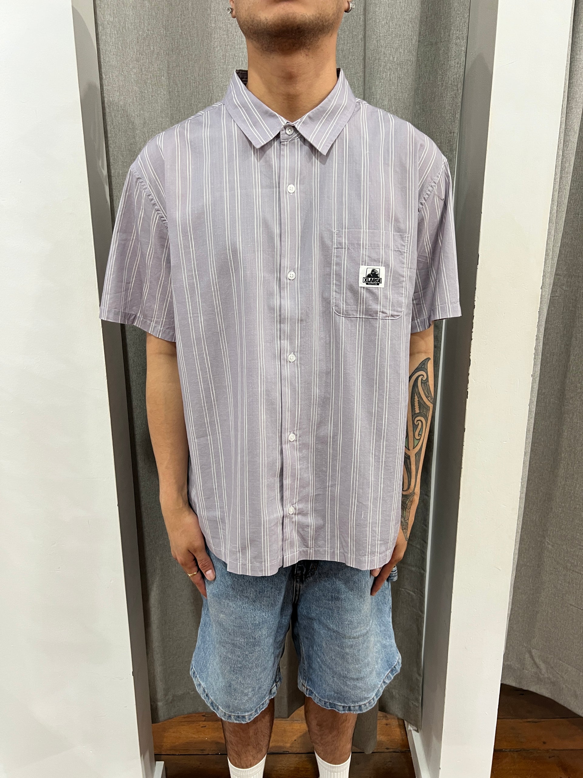 DRAWN STRIPE SS SHIRT STEEL GREY