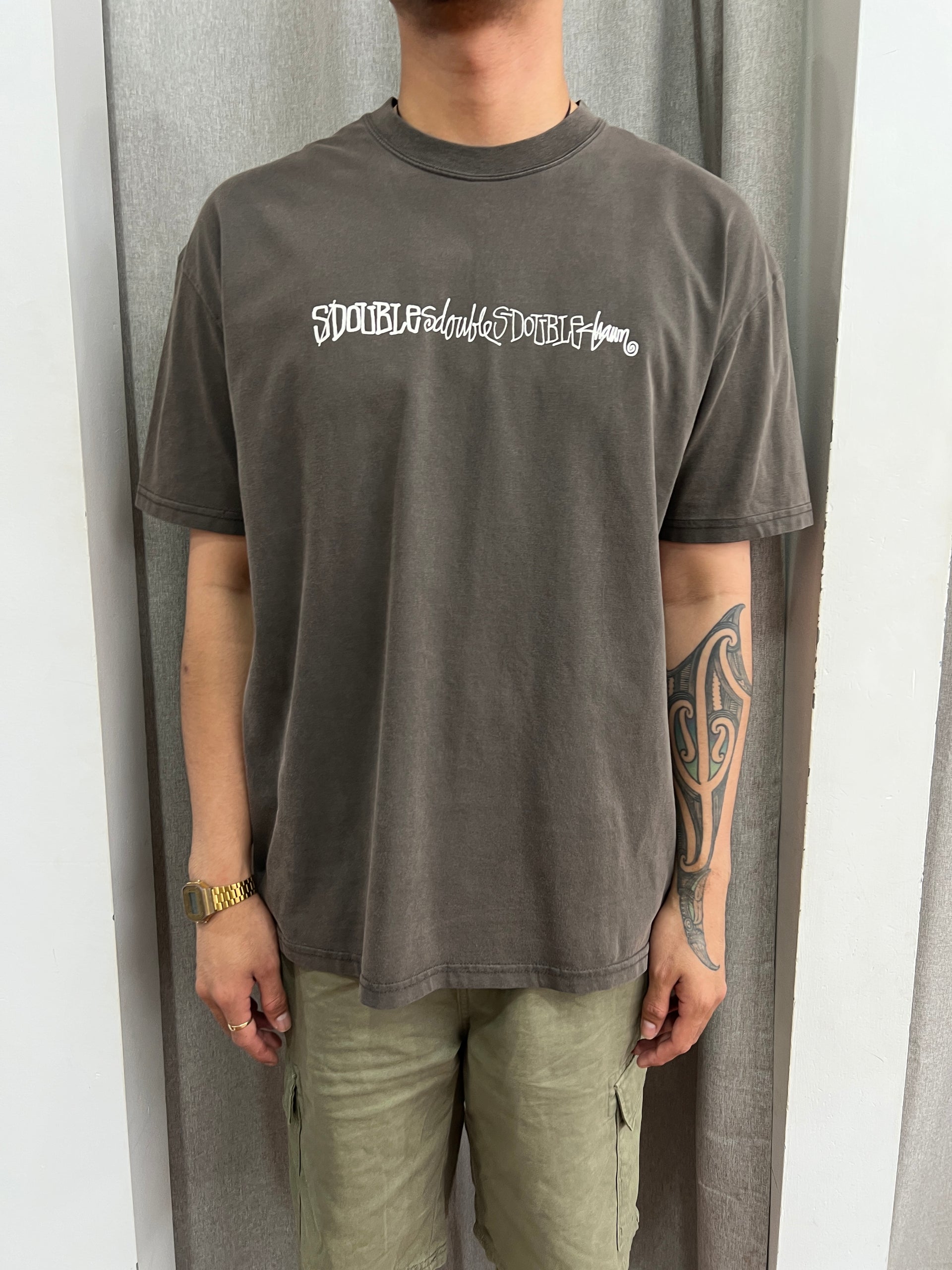 SCRIPT STACK TEE WASHED BROWN