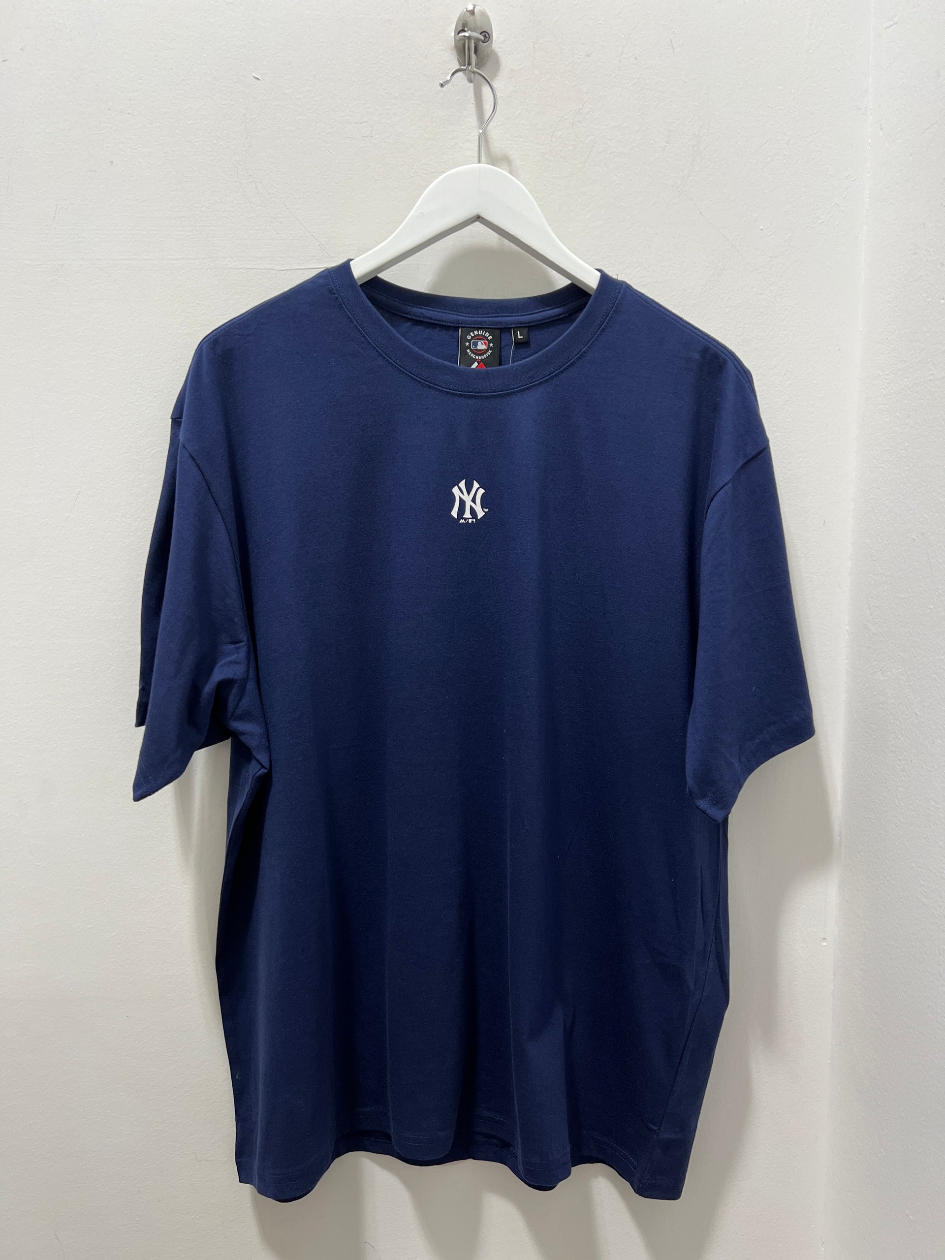 PRINTED BADGE TEE YANKEES TRUE NAVY