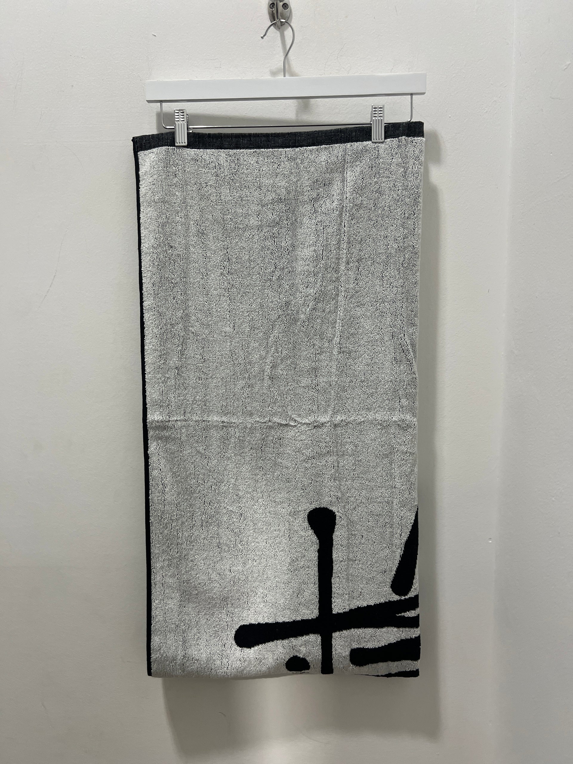 GRAFFITI JACQUARD TOWEL - BLACK