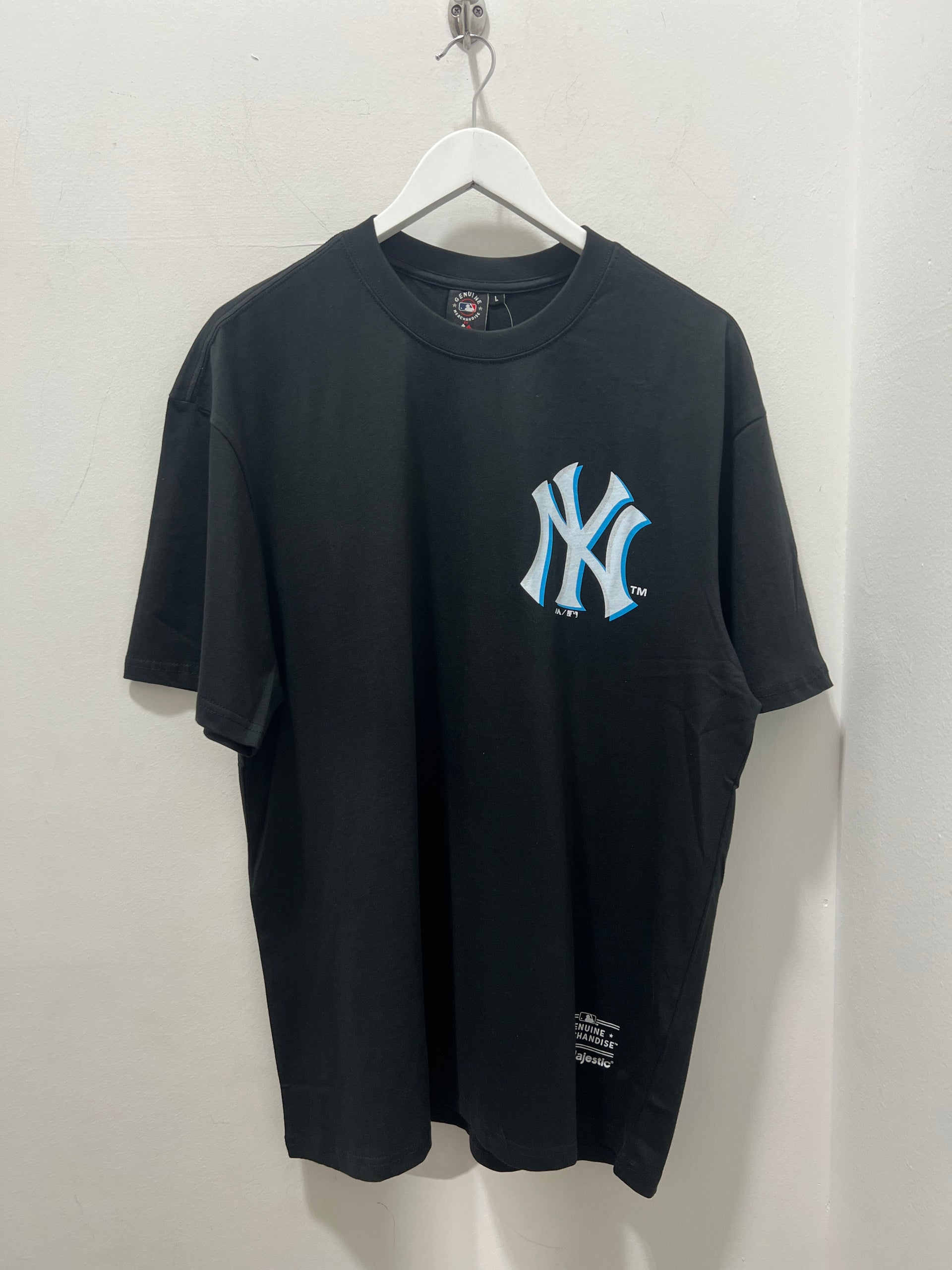 SHEER LOGO NEON YANKEES TEE - BLACK