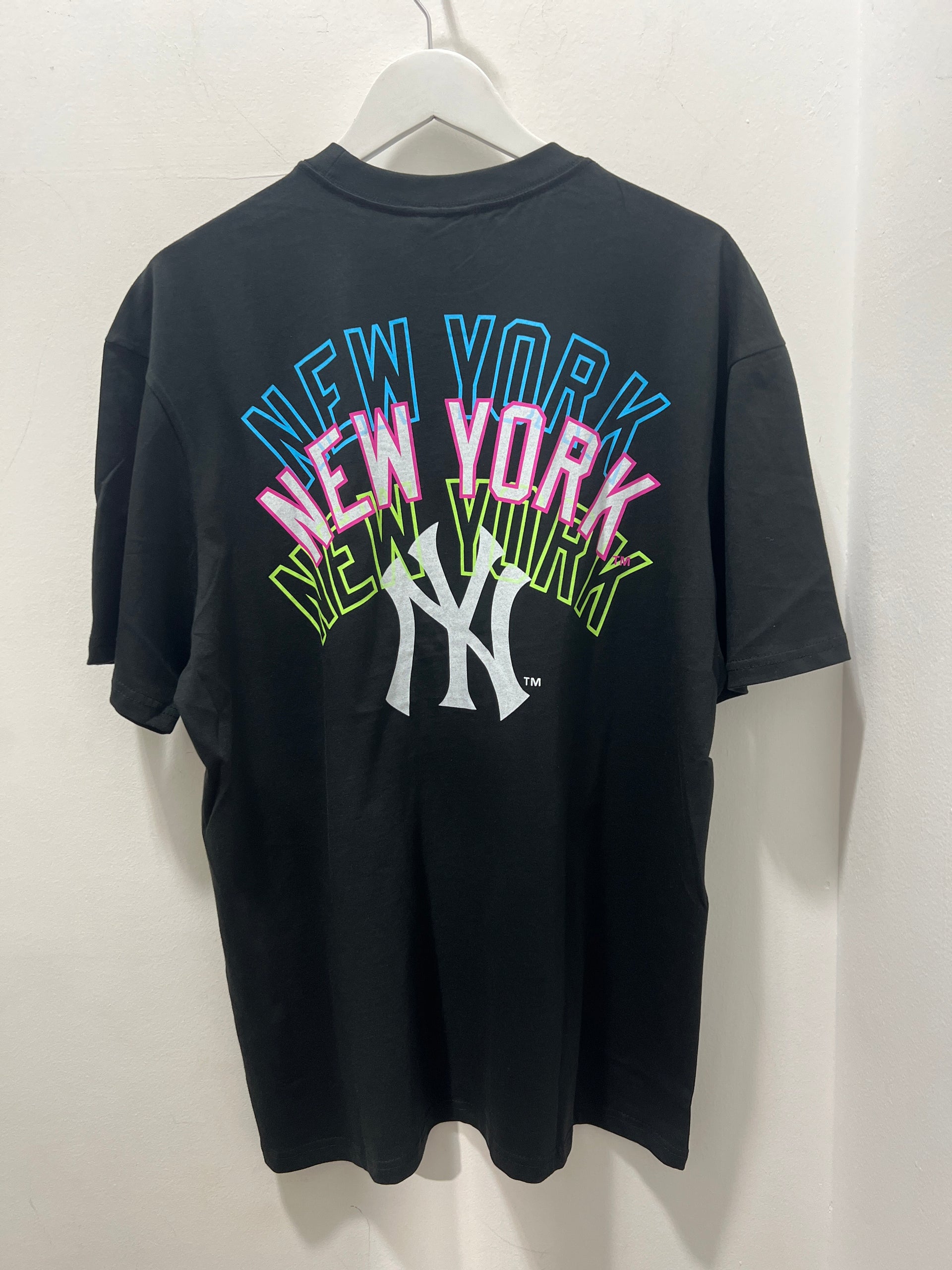 SHEER LOGO NEON YANKEES TEE - BLACK