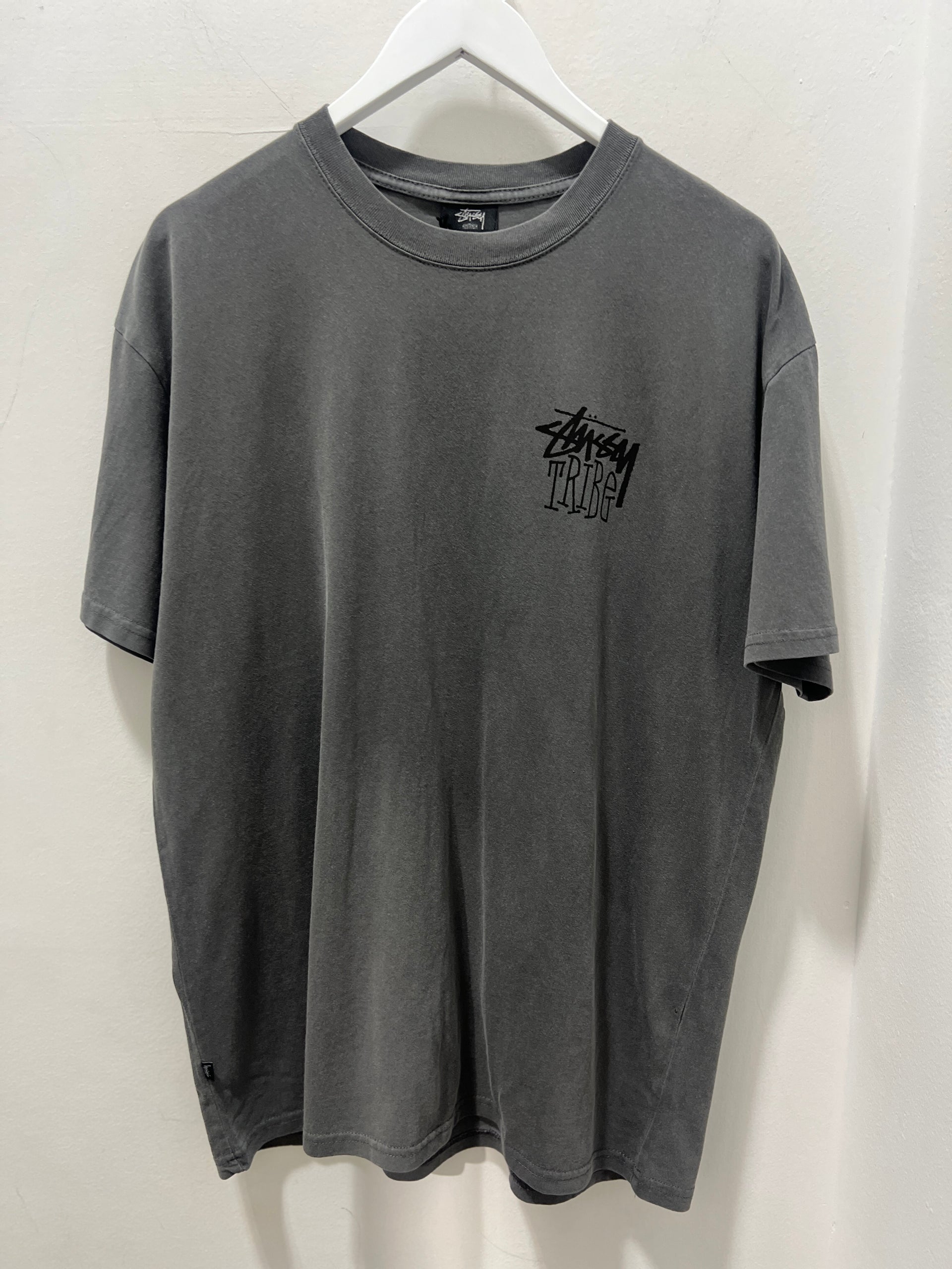 STUSSY TRIBE SS TEE - PIGMENT GREY