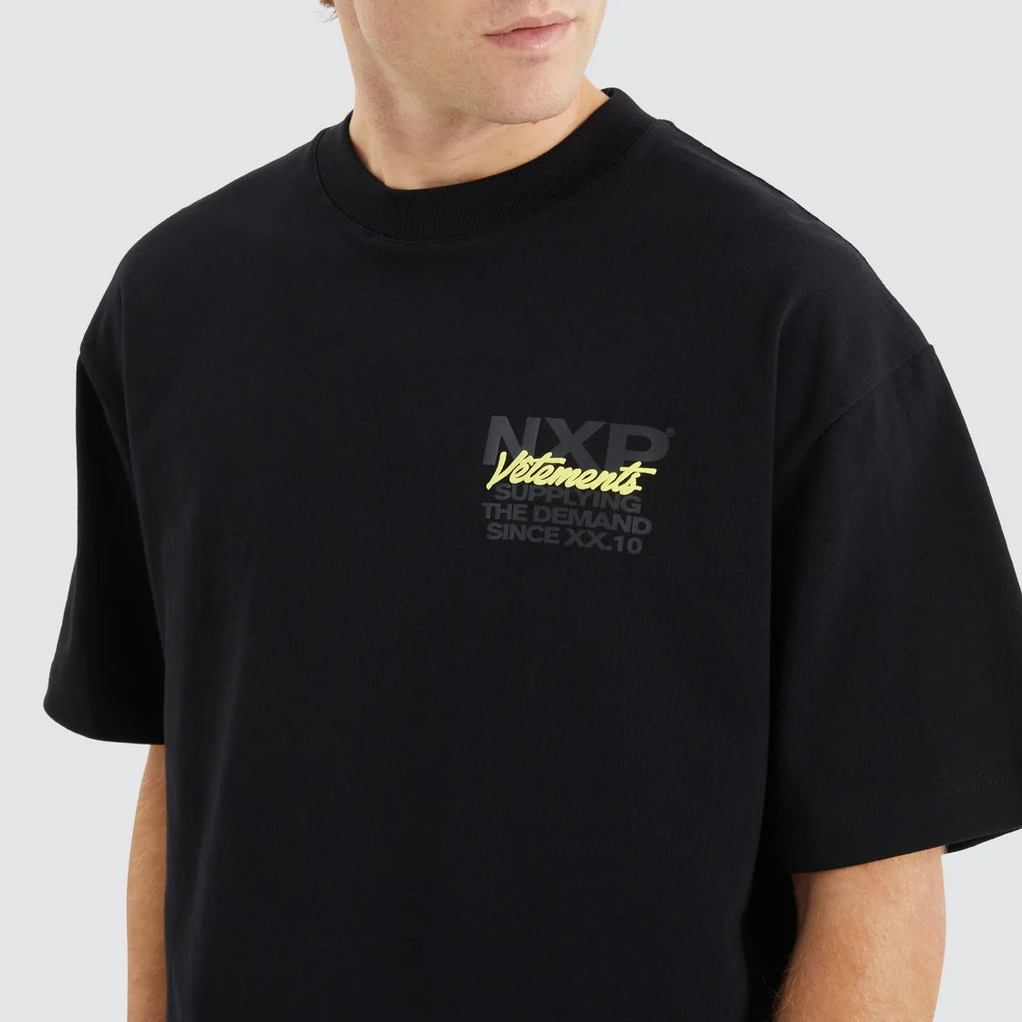 DEMAND STREET TEE JET BLACK