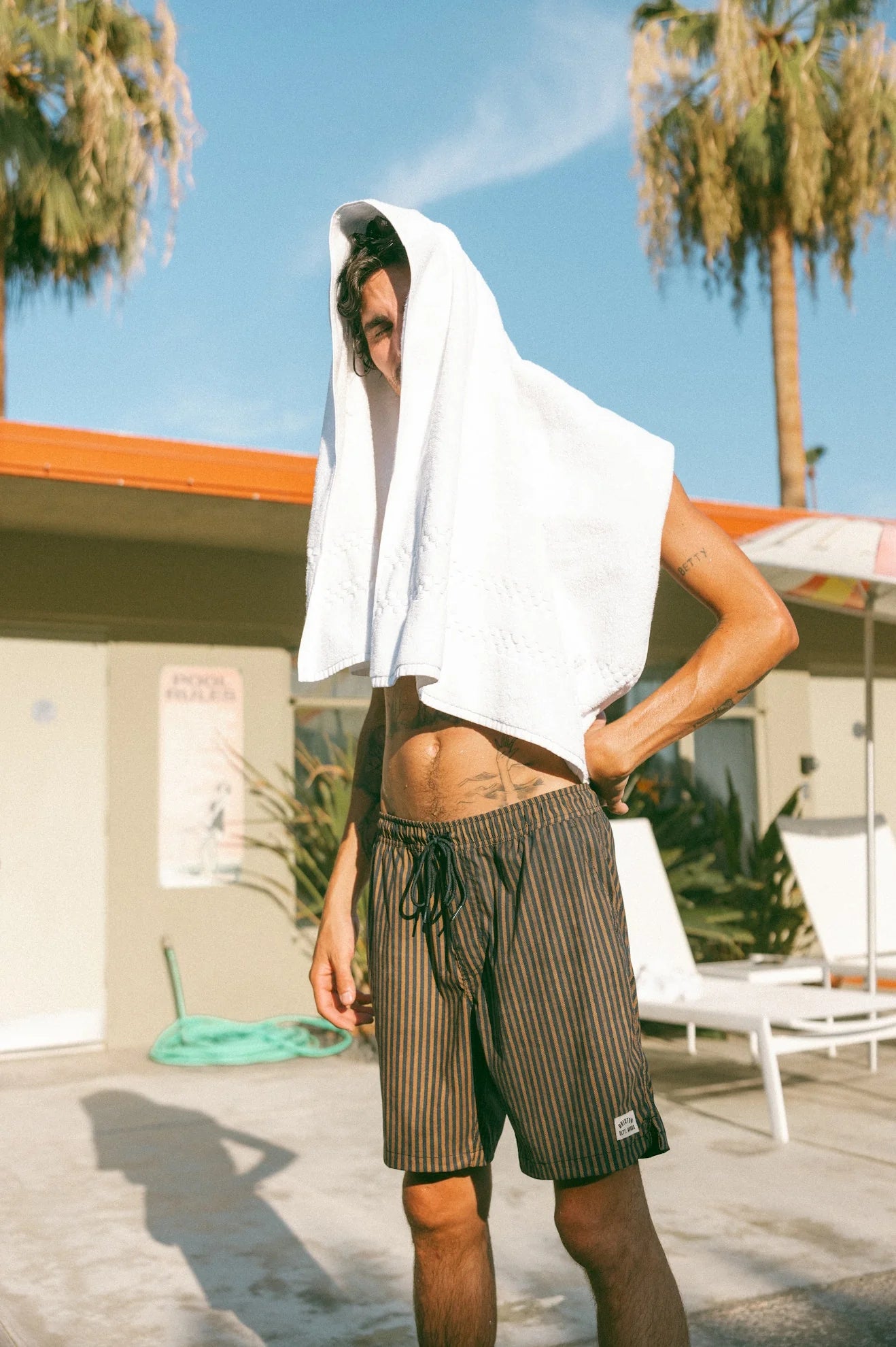 EVERYDAY HYBRID SHORT 7" WASHED NAVY/SUNBAKED HERRINGBONE STRIPED