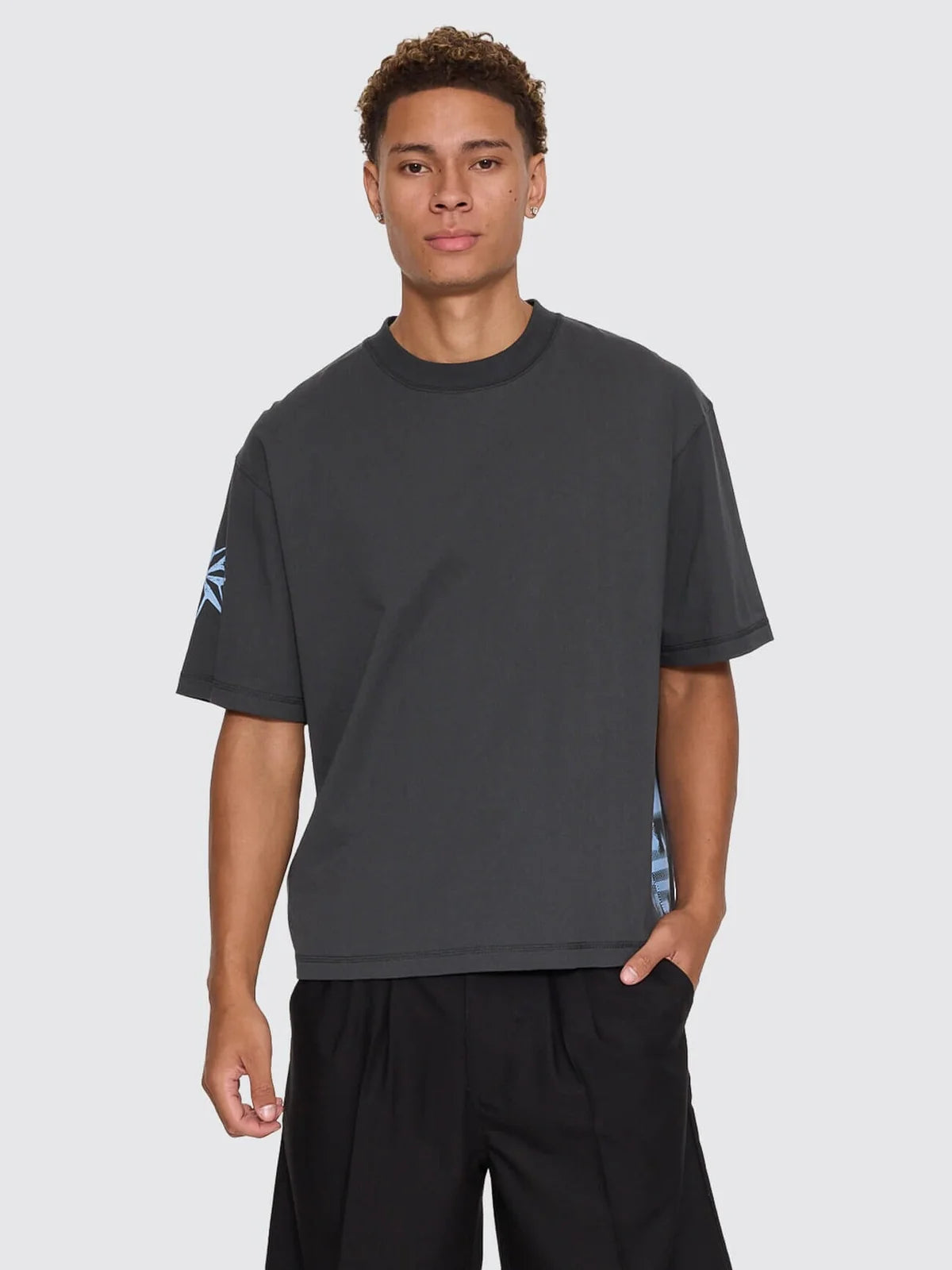 STARS ALIGNED OVERSIZE BOX CROP TEE CARBON