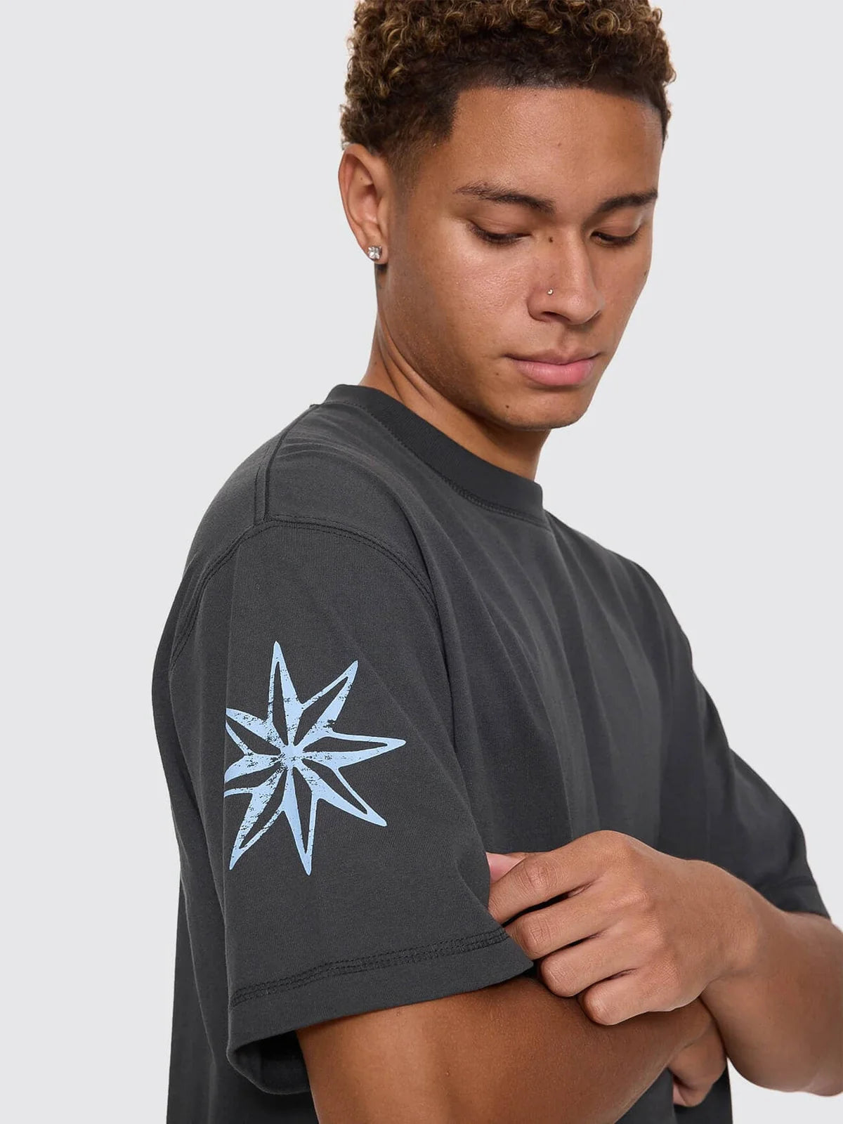 STARS ALIGNED OVERSIZE BOX CROP TEE CARBON