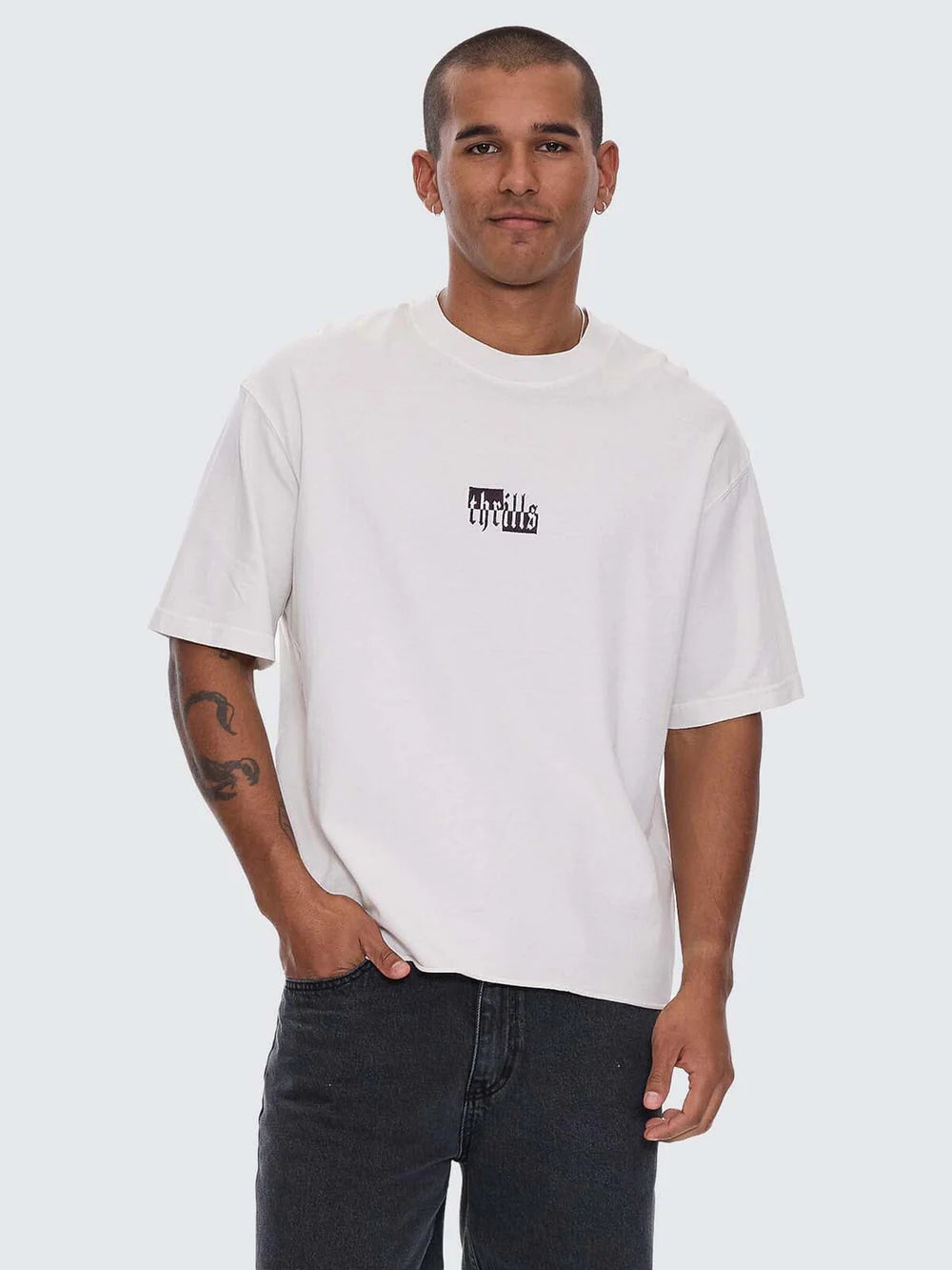 EXCITEMENT EXCITEMENT EMBRO BOX FIT OVERSIZE TEE LILY WHITE