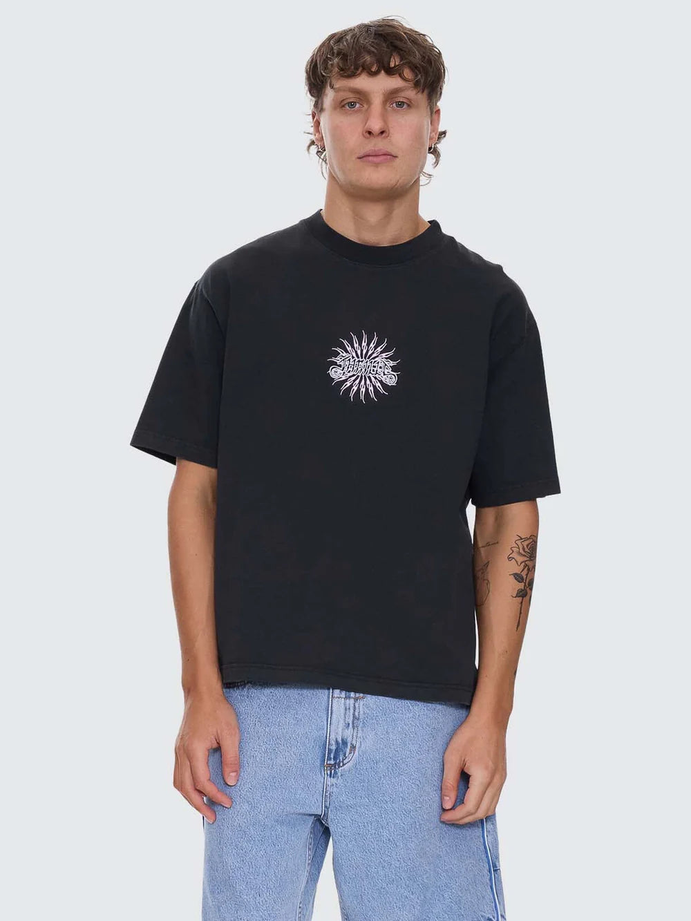 PEACE POWER EMBRO TEE PIRATE BLACK