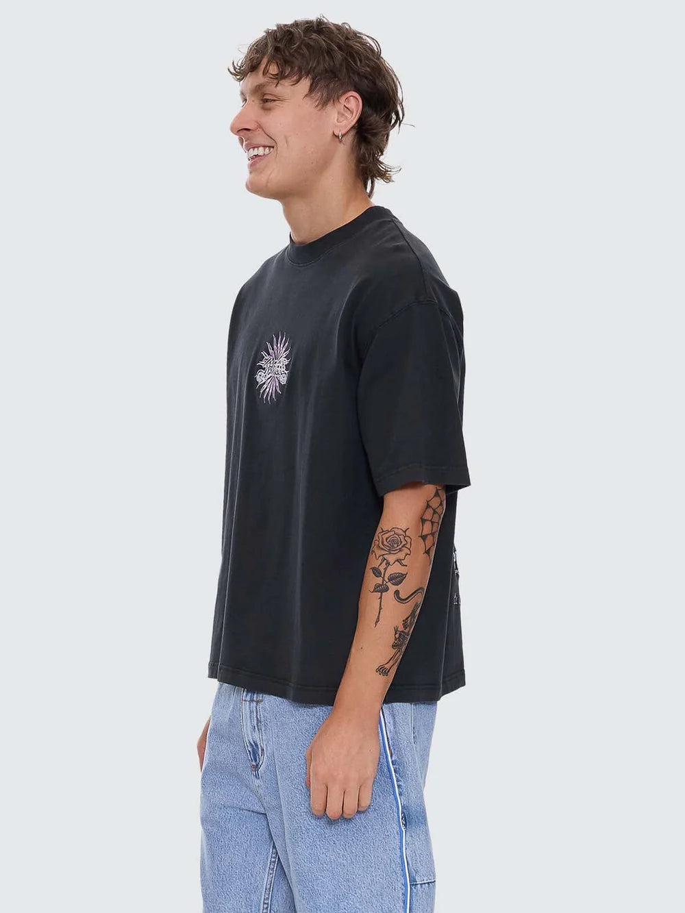 PEACE POWER EMBRO TEE PIRATE BLACK