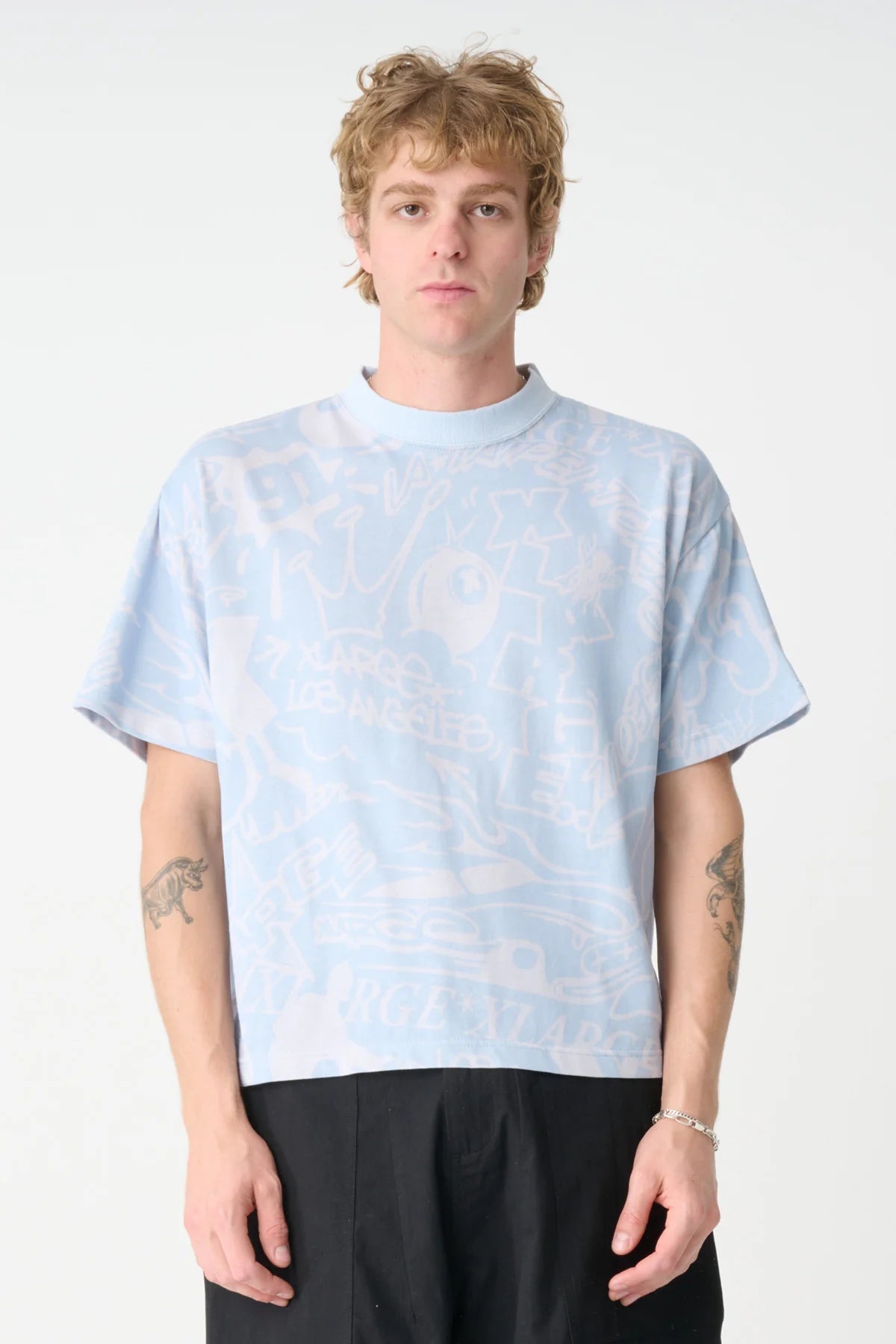 ALLOVER GORILLA FIT TEE DUSTY ICE